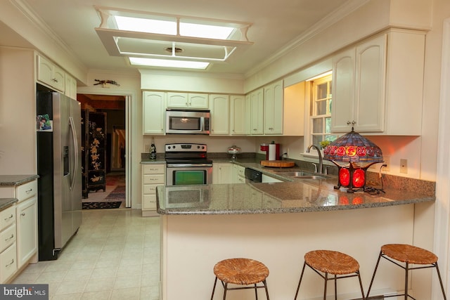 kitchen with sink, a kitchen breakfast bar, ornamental molding, kitchen peninsula, and stainless steel appliances