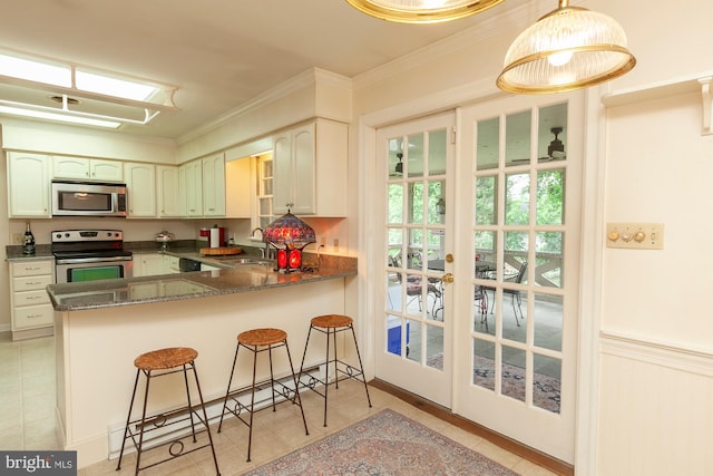 kitchen with pendant lighting, stainless steel appliances, crown molding, and kitchen peninsula