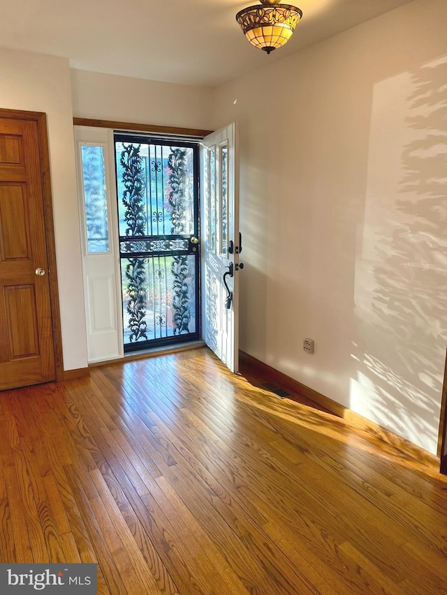 living area featuring light hardwood / wood-style floors, plenty of natural light, and ceiling fan