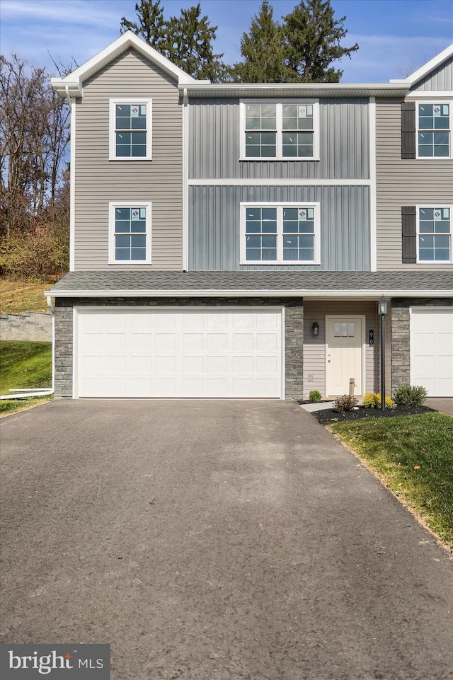 townhome / multi-family property featuring a garage