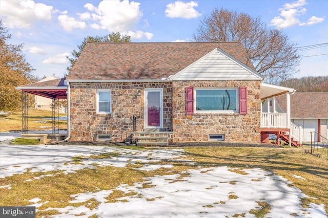 view of front of property featuring a front yard