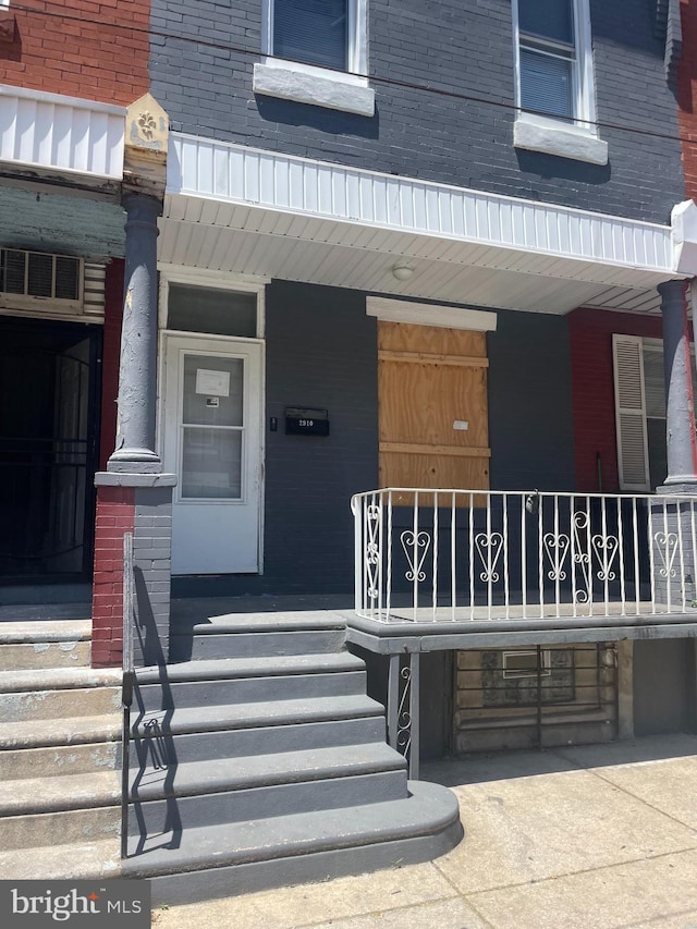 doorway to property with covered porch