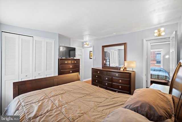 bedroom featuring a notable chandelier and a closet