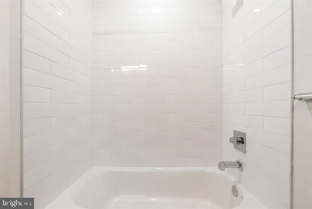 bathroom with tiled shower / bath combo