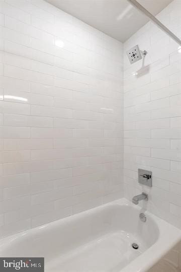 bathroom with tiled shower / bath combo