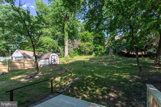 view of yard featuring a shed