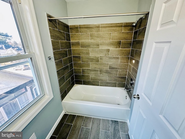 bathroom with tiled shower / bath combo