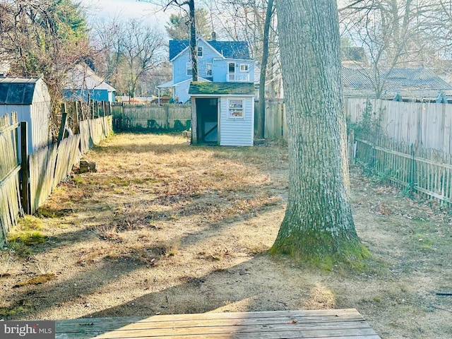 view of yard featuring a shed