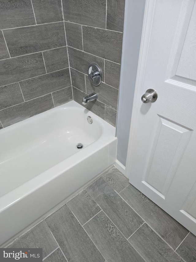 bathroom with tiled shower / bath combo