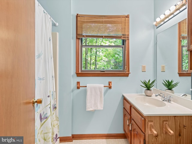 bathroom featuring a shower with curtain and vanity