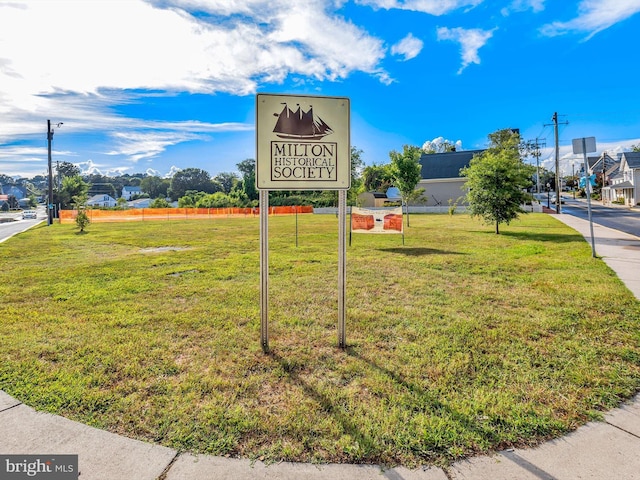 view of property's community featuring a lawn