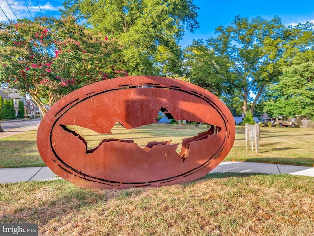 community sign with a yard