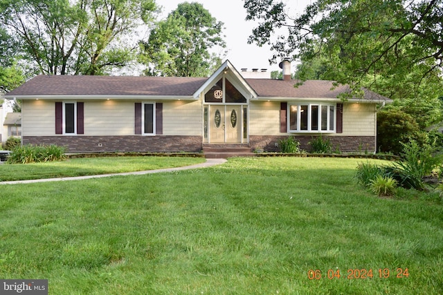 single story home with a front lawn