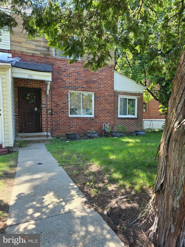 view of front facade featuring a front lawn