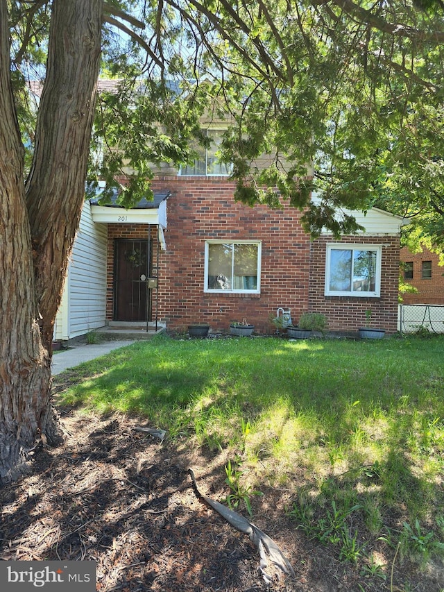 view of front of house with a front lawn