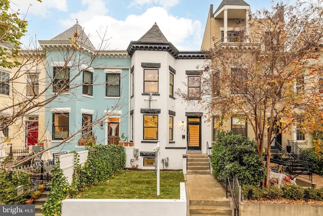 view of front of property featuring a front yard