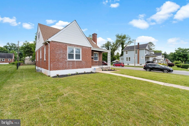 view of front of property featuring a front lawn