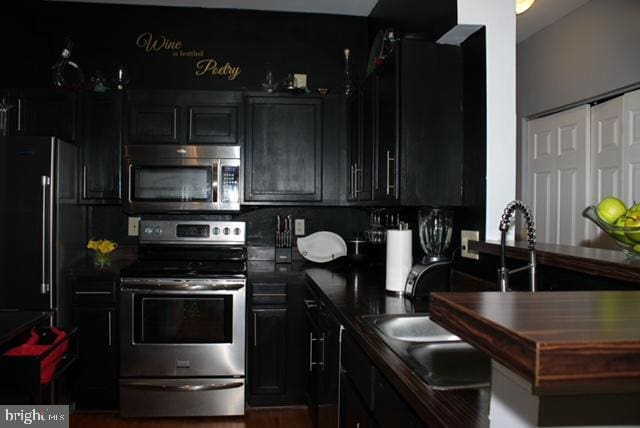 kitchen with decorative backsplash and stainless steel appliances