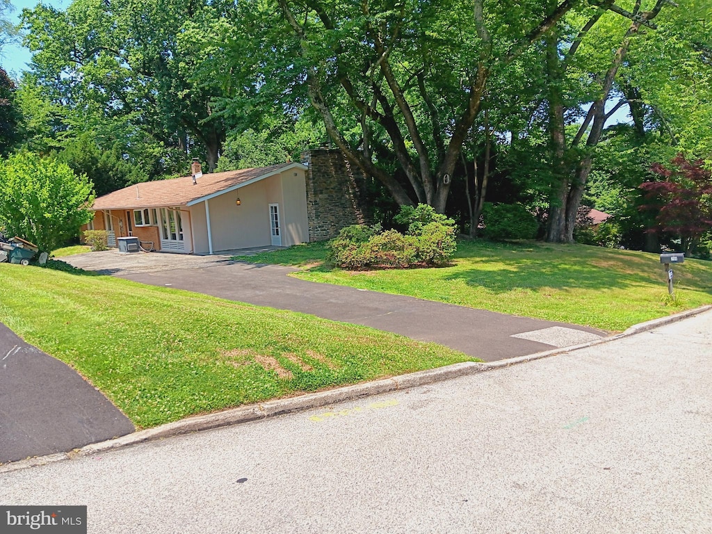 view of front of property with a front yard