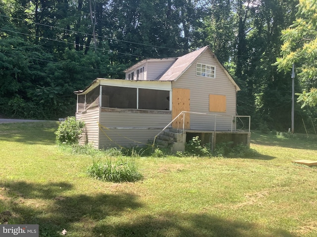 back of house featuring a lawn