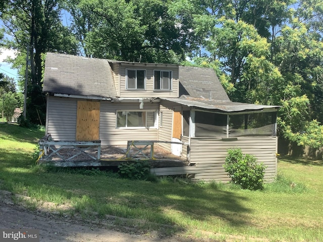 view of front facade featuring a front lawn