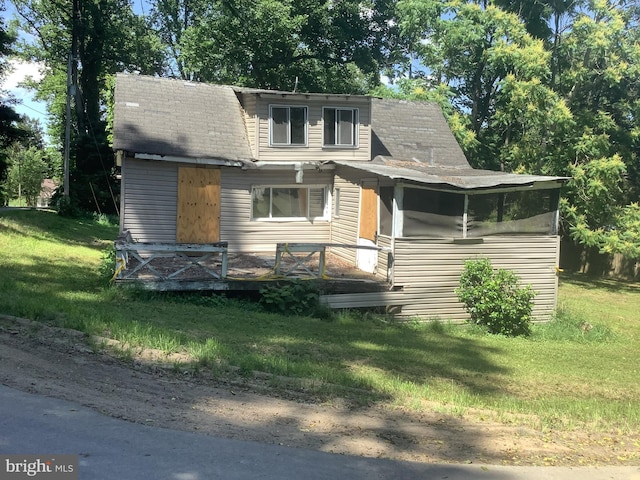 view of front facade featuring a front lawn