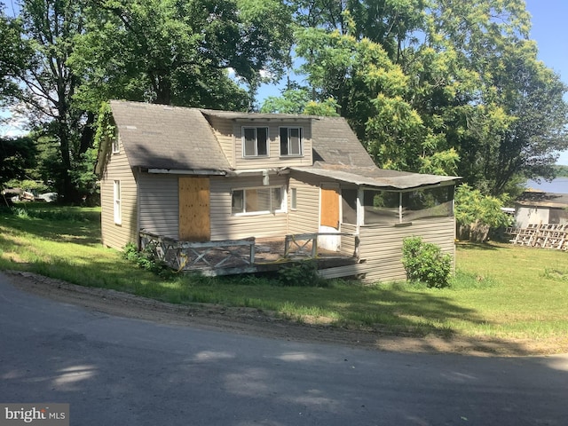 view of front facade featuring a front lawn