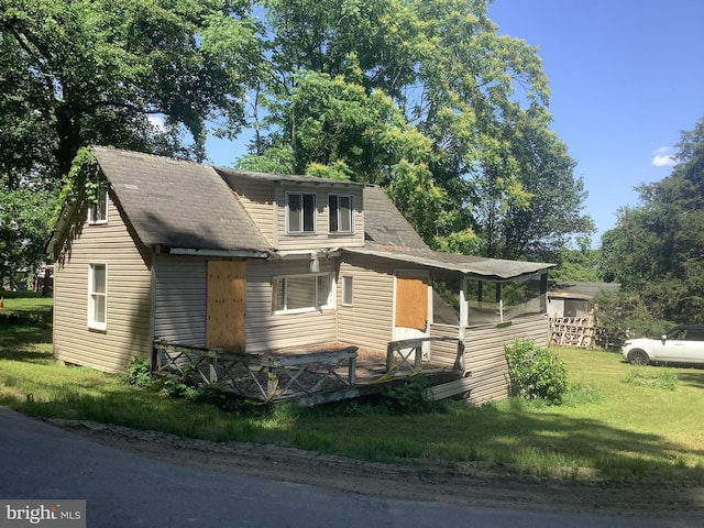 view of front facade with a front yard