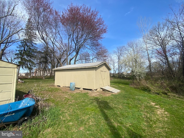 view of yard with a storage unit