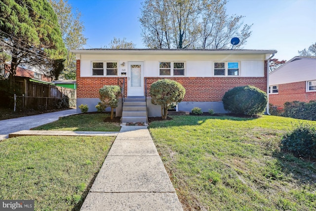 view of front facade with a front lawn