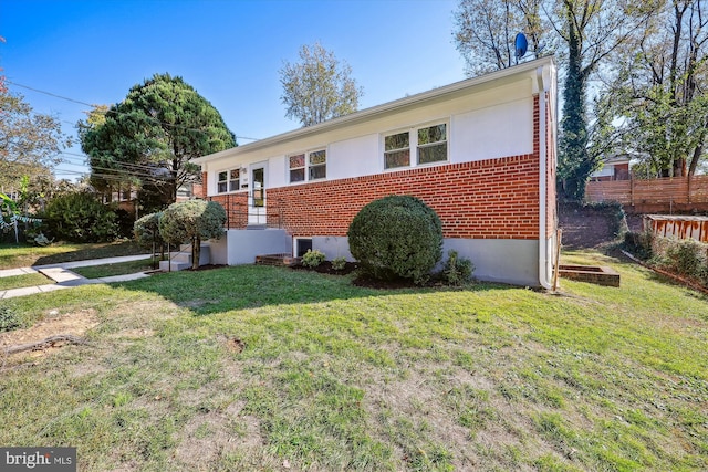 view of front of property featuring a front lawn