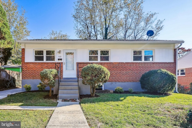 view of front of home featuring a front lawn