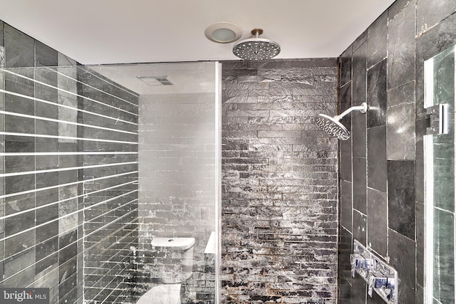 bathroom featuring tiled shower