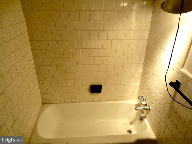 bathroom featuring tiled shower / bath combo