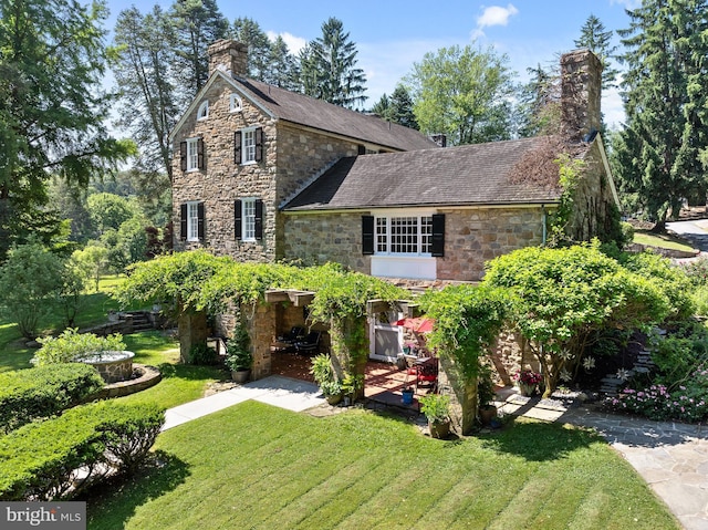 view of front of property featuring a front lawn