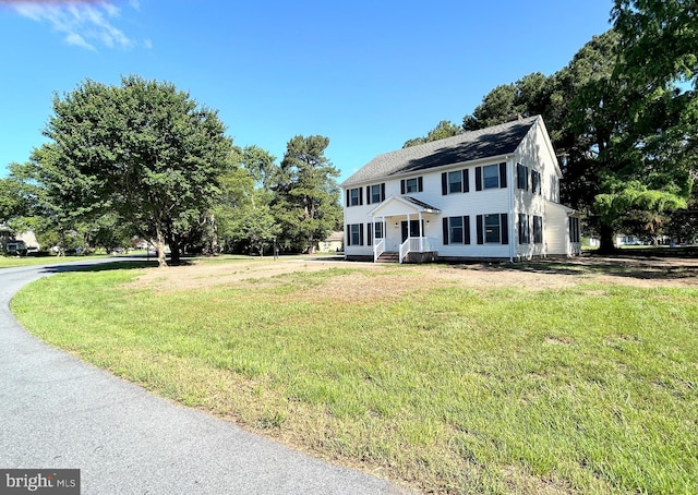 colonial inspired home featuring a front yard