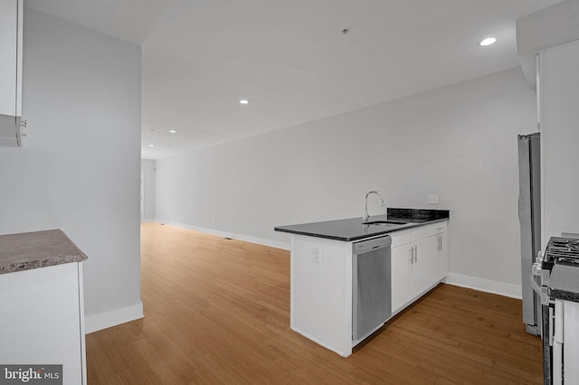 kitchen featuring white cabinets, sink, kitchen peninsula, and stainless steel appliances