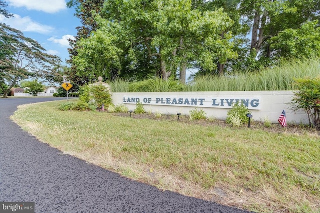 view of community / neighborhood sign