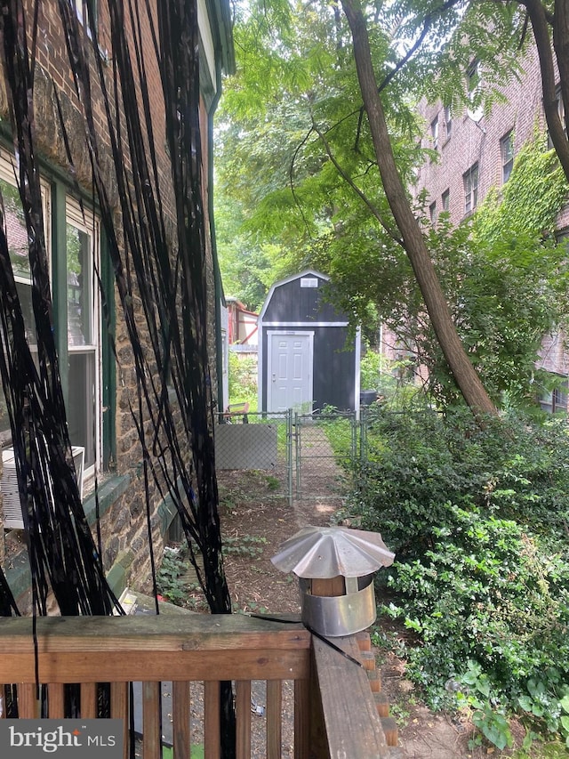 view of yard featuring a storage shed