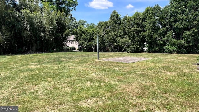 view of yard featuring basketball hoop