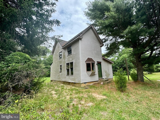 view of side of property featuring a yard