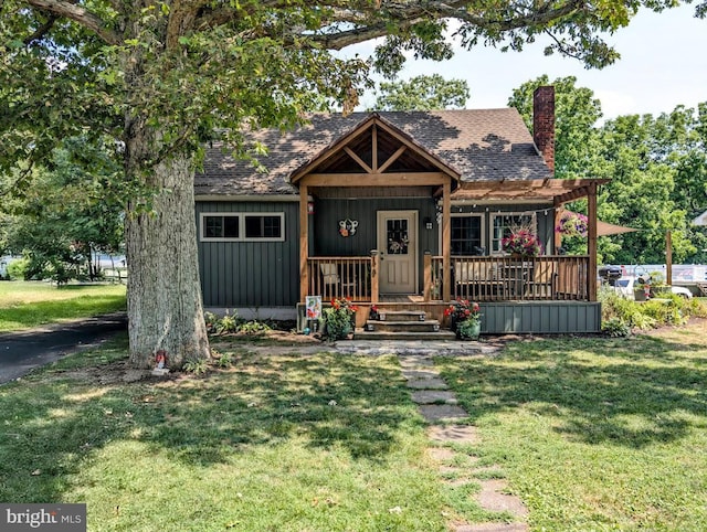 view of front of home with a porch and a front lawn