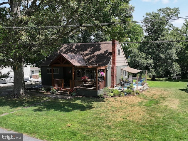 view of front of home featuring a porch and a front yard