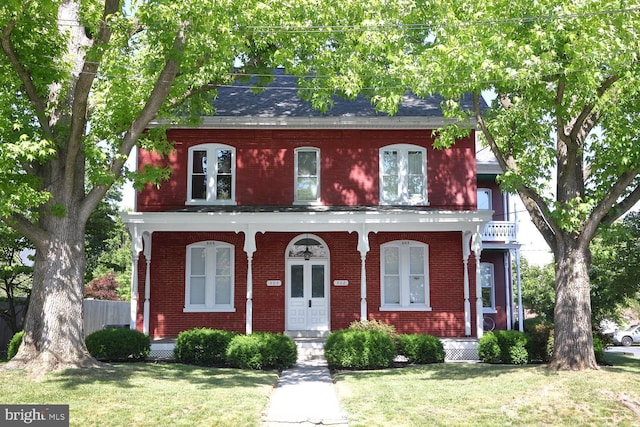 view of front of home featuring a front yard