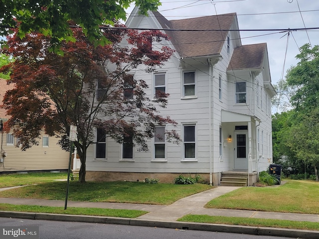 view of front of property featuring a front yard