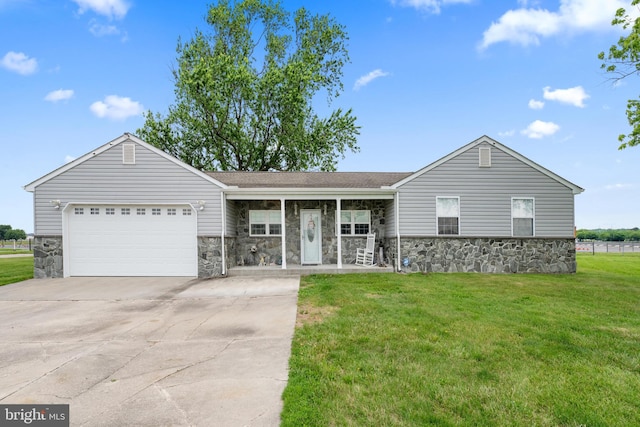 ranch-style house featuring a front lawn and a garage