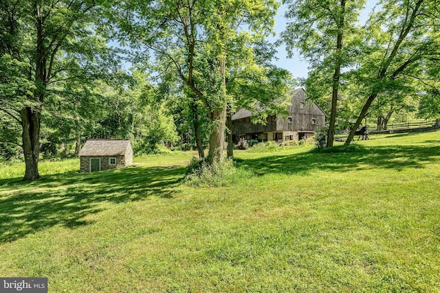 view of yard with an outbuilding