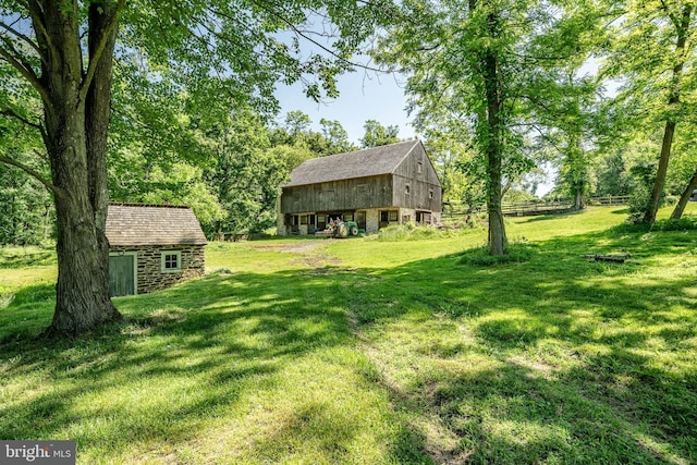 view of yard with an outbuilding