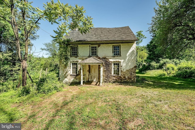 view of front of home with a front lawn