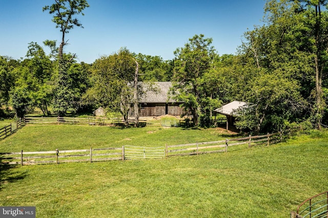 view of yard featuring a rural view